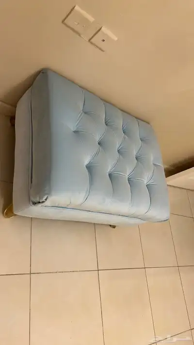 مقعد طويل نظيف جدا لونه ازرق فاتح 1