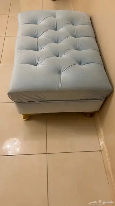 مقعد طويل نظيف جدا لونه ازرق فاتح 2