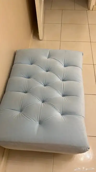 مقعد طويل نظيف جدا لونه ازرق فاتح 0