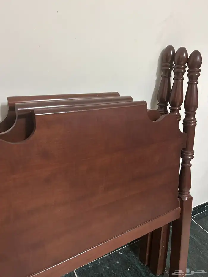 ظهر سرير خشب فاخر من H abitat عدد 3 بسعر750 1