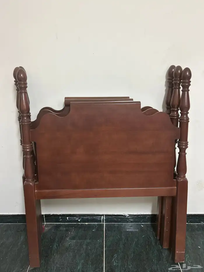 ظهر سرير خشب فاخر من H abitat عدد 3 بسعر750 0