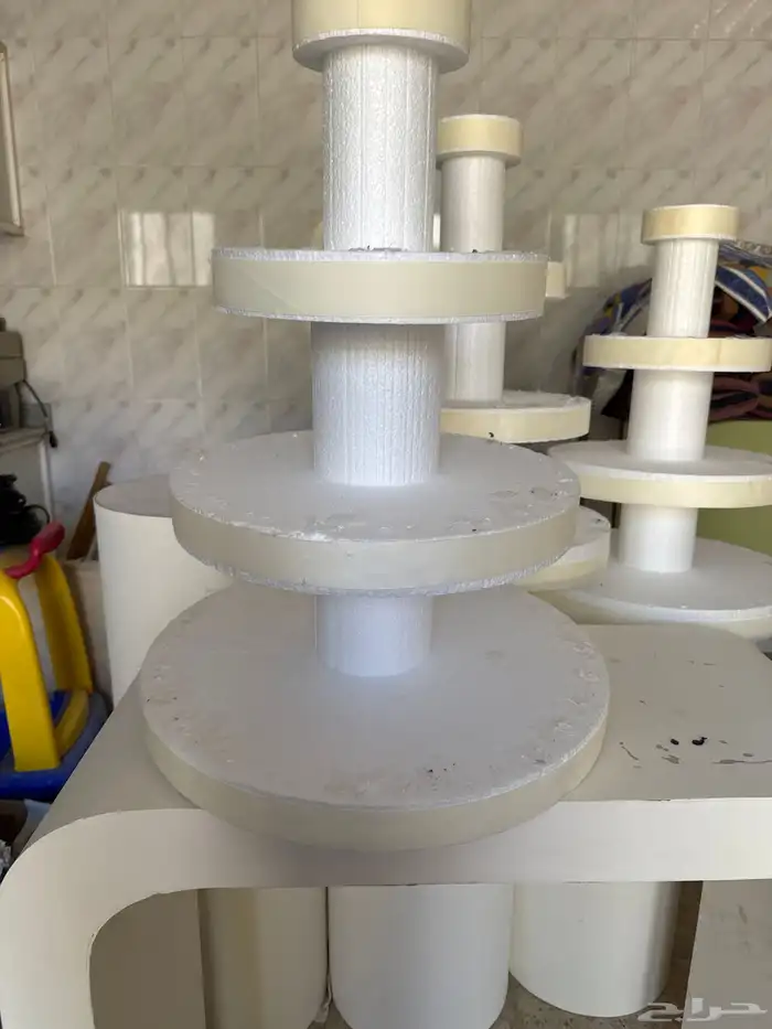 أعمدة عرض وطاولة وحمالة تحف 4