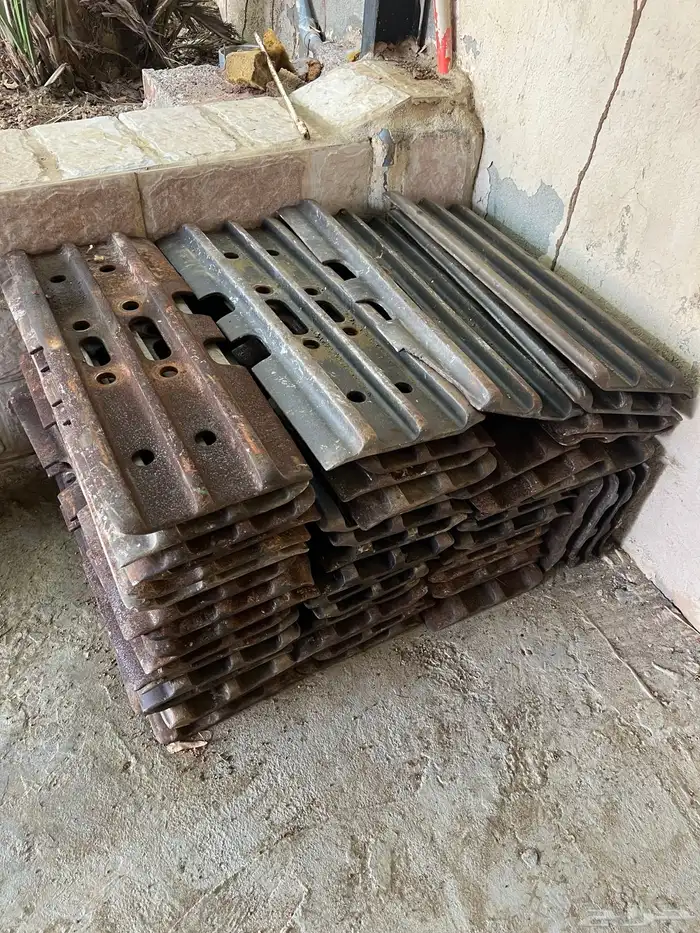 بلاطه بلاطات جنزير بوكلين اصلي مستخدمه ومسامير بلاطه وصاموله 0