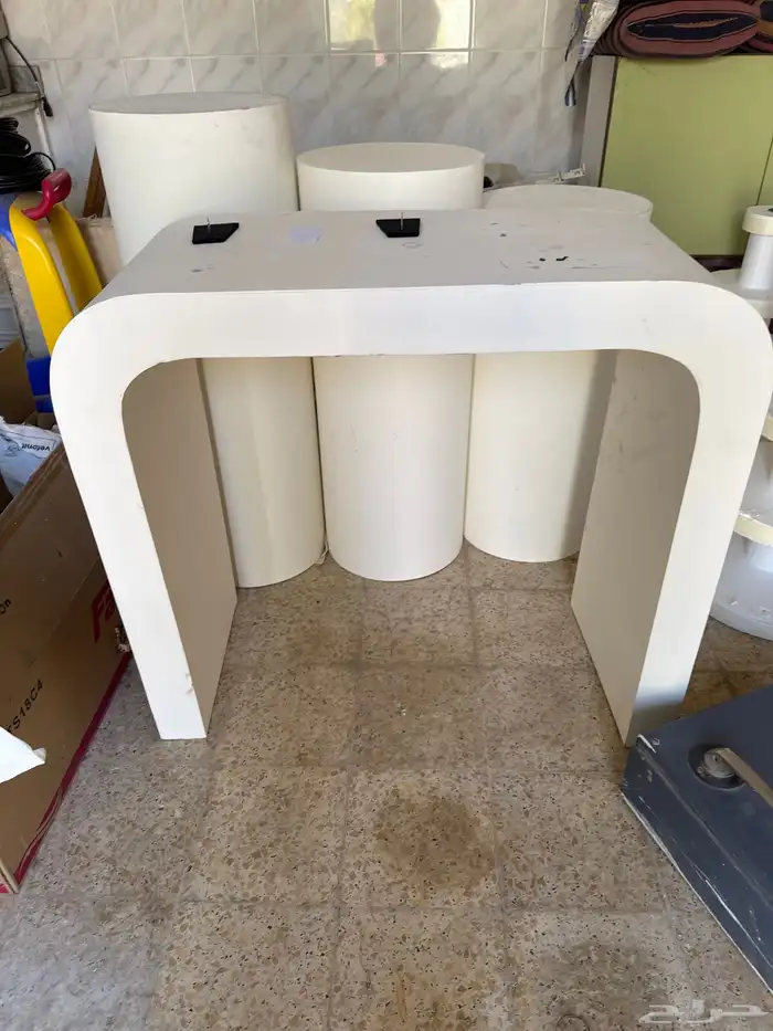 أعمدة عرض وطاولة وحمالة تحف 2