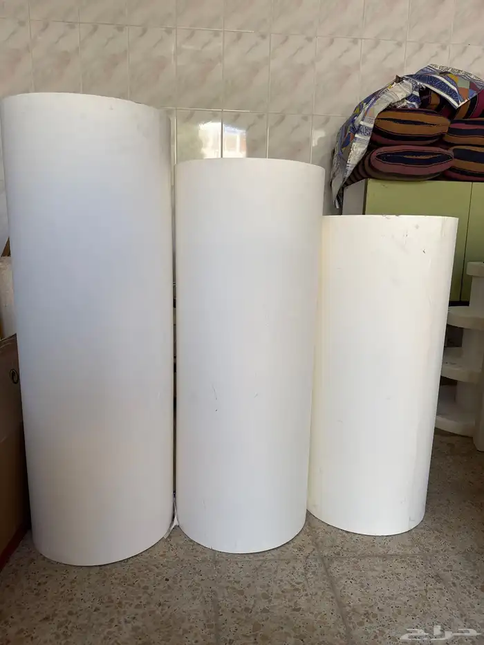 أعمدة عرض وطاولة وحمالة تحف 1