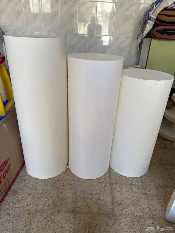 أعمدة عرض وطاولة وحمالة تحف 0