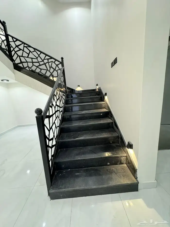 للبيع فلة شارعين تصميم حديث 8