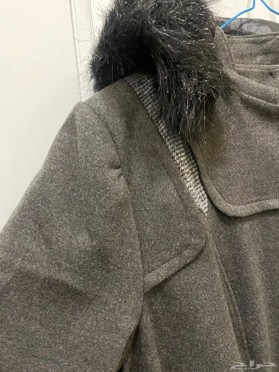 بالطو طويل نسائي فخم غير مستعمل بقبعة فرو 2