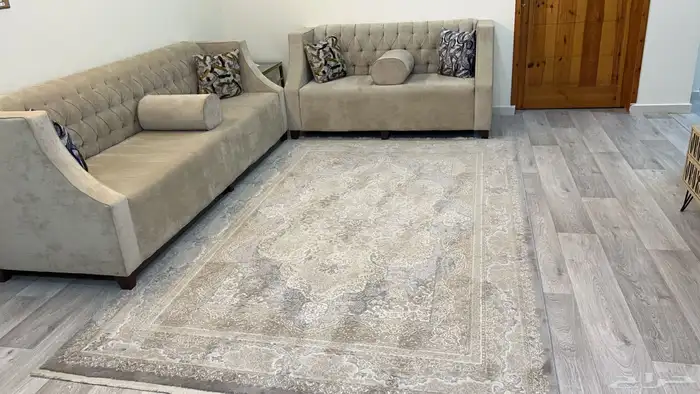 كنب بيج   سجادة   طاولة تلفزيون 3