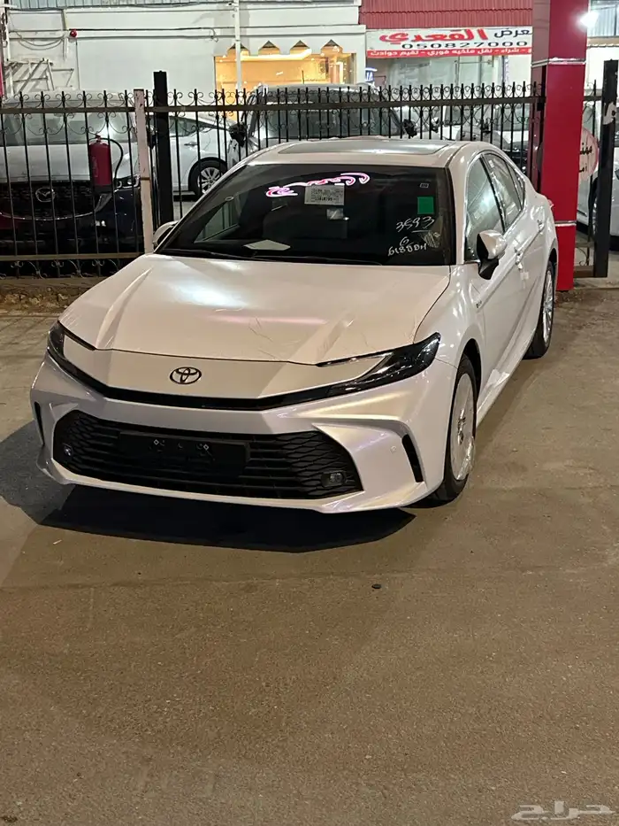 كامري 2025 E بلص هايبرد سعودي لدى معرض سامي القعدي 2