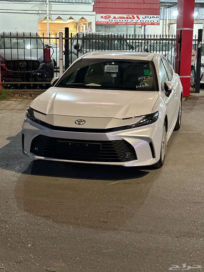 كامري 2025 E بلص هايبرد سعودي لدى معرض سامي القعدي 12