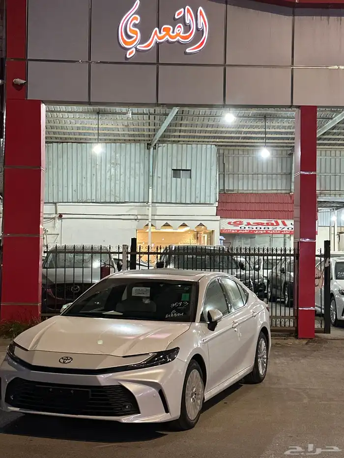 كامري 2025 E بلص هايبرد سعودي لدى معرض سامي القعدي 16
