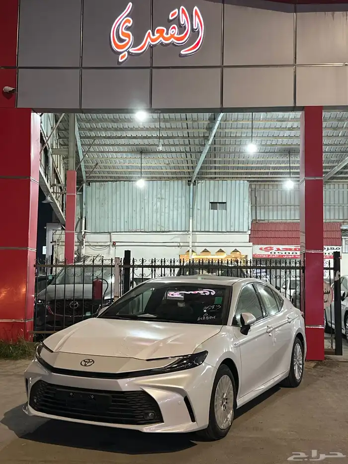 كامري 2025 E بلص هايبرد سعودي لدى معرض سامي القعدي 0