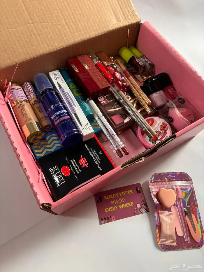 بوكس مكياج 35 قطعة ب ( 120 ) ريال عرض بمناسبة تخرج 0