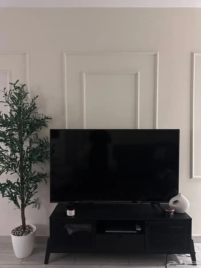 تلفاز و طاولة للبيع 0