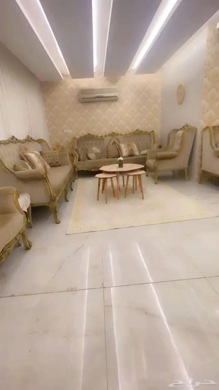 للبيع كنب مستخدم نظيف ب1700 1