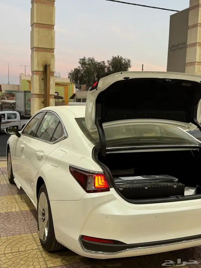لكزس ES250 بنزين 2025 باللون الابيض سعودي وأرد آلوكيل 14