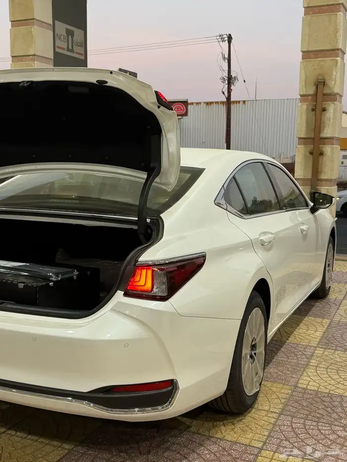 لكزس ES250 بنزين 2025 باللون الابيض سعودي وأرد آلوكيل 15