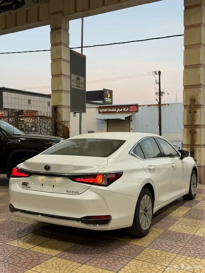 لكزس ES250 بنزين 2025 باللون الابيض سعودي وأرد آلوكيل 16