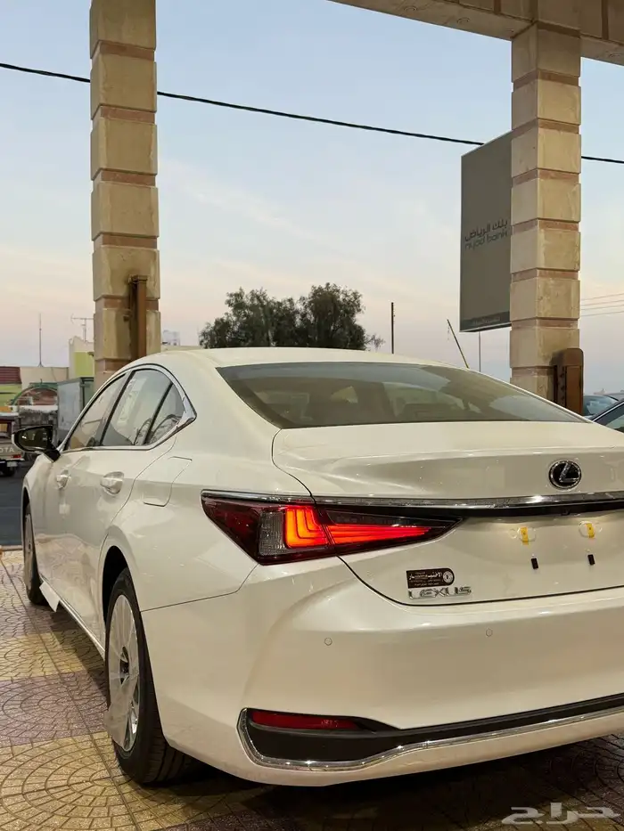 لكزس ES250 بنزين 2025 باللون الابيض سعودي وأرد آلوكيل 13