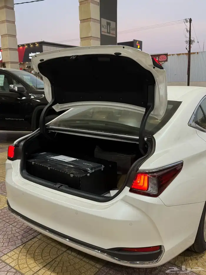 لكزس ES250 بنزين 2025 باللون الابيض سعودي وأرد آلوكيل 12