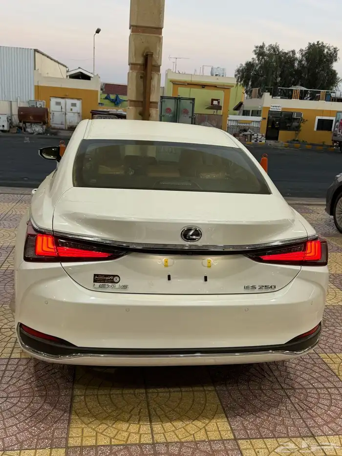 لكزس ES250 بنزين 2025 باللون الابيض سعودي وأرد آلوكيل 9