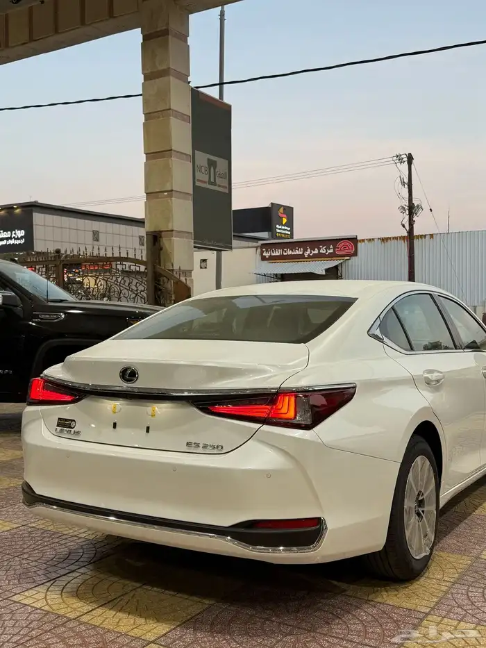 لكزس ES250 بنزين 2025 باللون الابيض سعودي وأرد آلوكيل 17