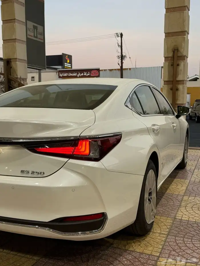 لكزس ES250 بنزين 2025 باللون الابيض سعودي وأرد آلوكيل 18