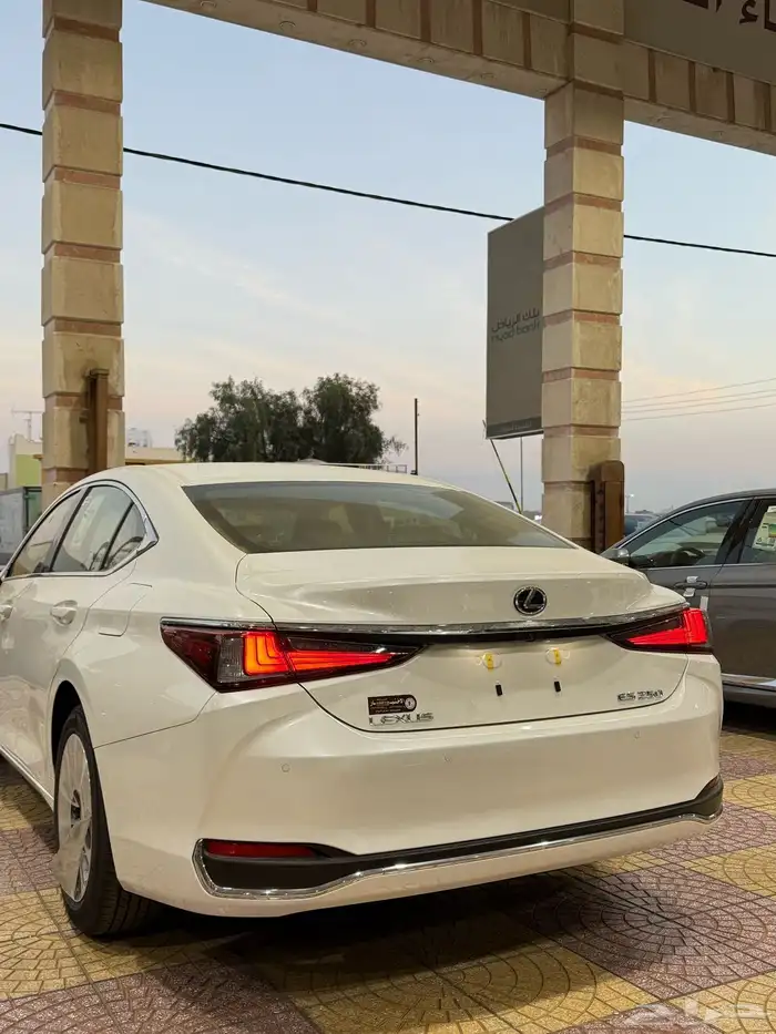 لكزس ES250 بنزين 2025 باللون الابيض سعودي وأرد آلوكيل 10