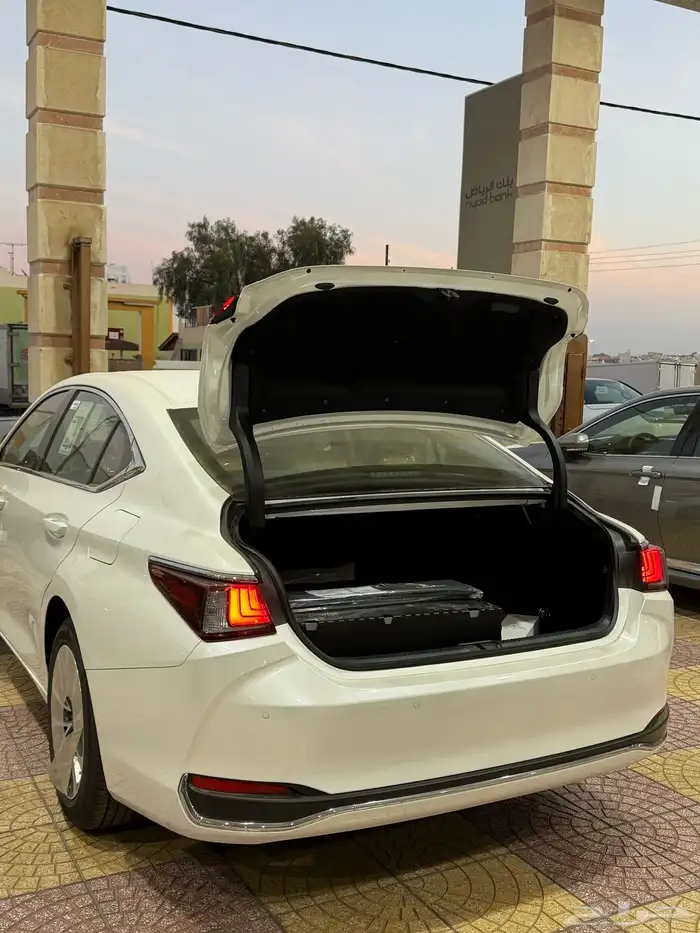 لكزس ES250 بنزين 2025 باللون الابيض سعودي وأرد آلوكيل 11