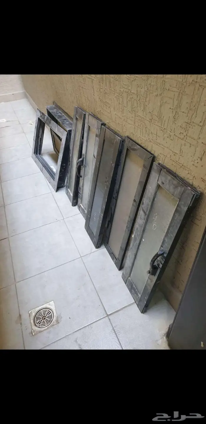 حلق باب خشب وعدد 2 شباك حمام المنيوم اسود 0