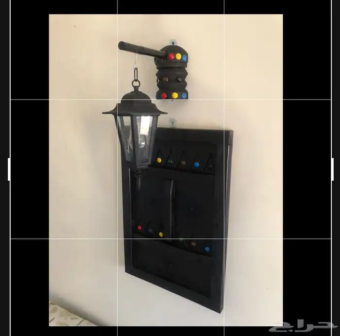 شباك تراثي مع قاعدة جدارية وفانوس تراثي 1
