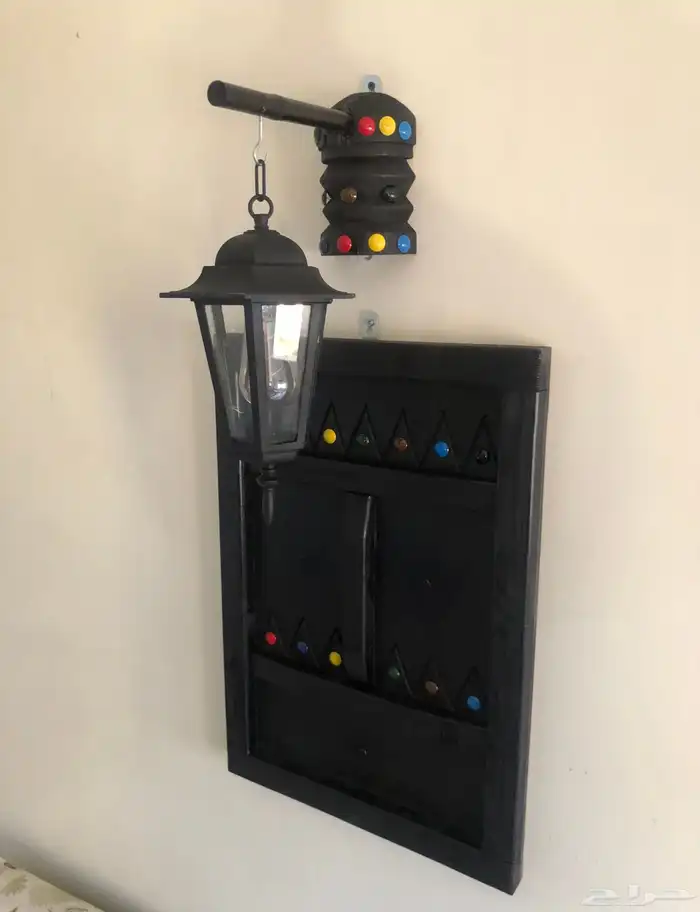 شباك تراثي مع قاعدة جدارية وفانوس تراثي 0