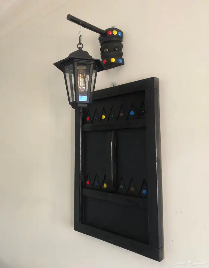 شباك تراثي مع قاعدة جدارية وفانوس تراثي 6