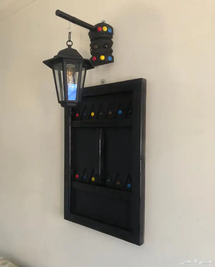 شباك تراثي مع قاعدة جدارية وفانوس تراثي 3