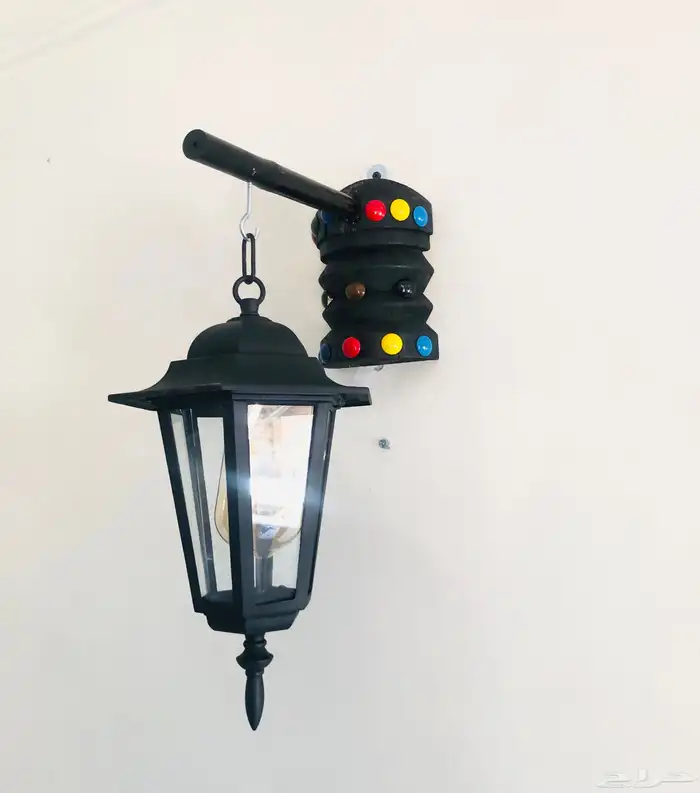 شباك تراثي مع قاعدة جدارية وفانوس تراثي 7