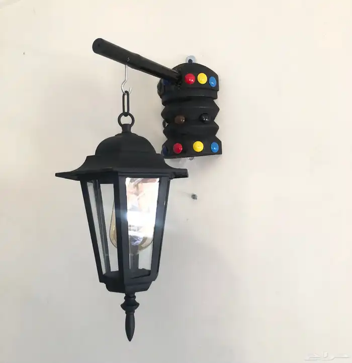 شباك تراثي مع قاعدة جدارية وفانوس تراثي 8