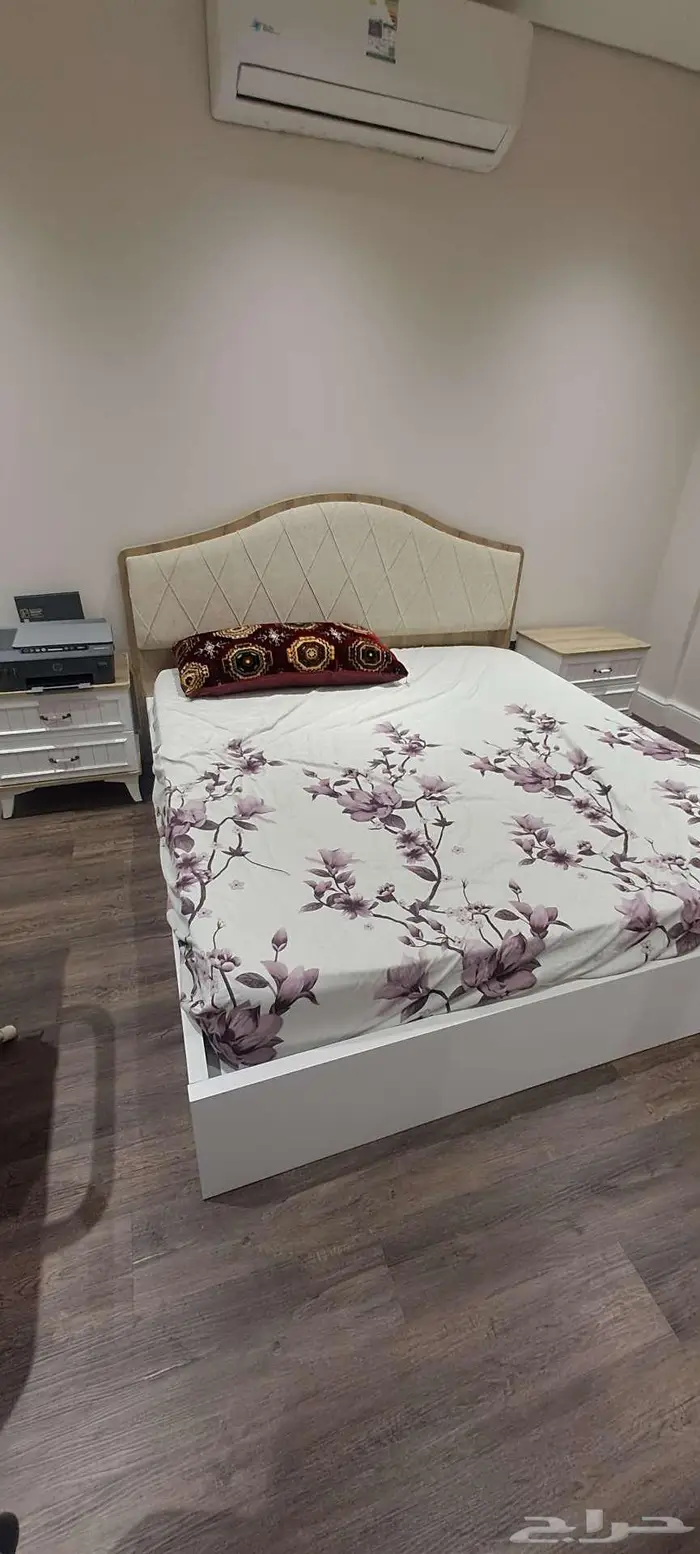 سرير نظيف جدا مع كمدينه ومرتبه 1
