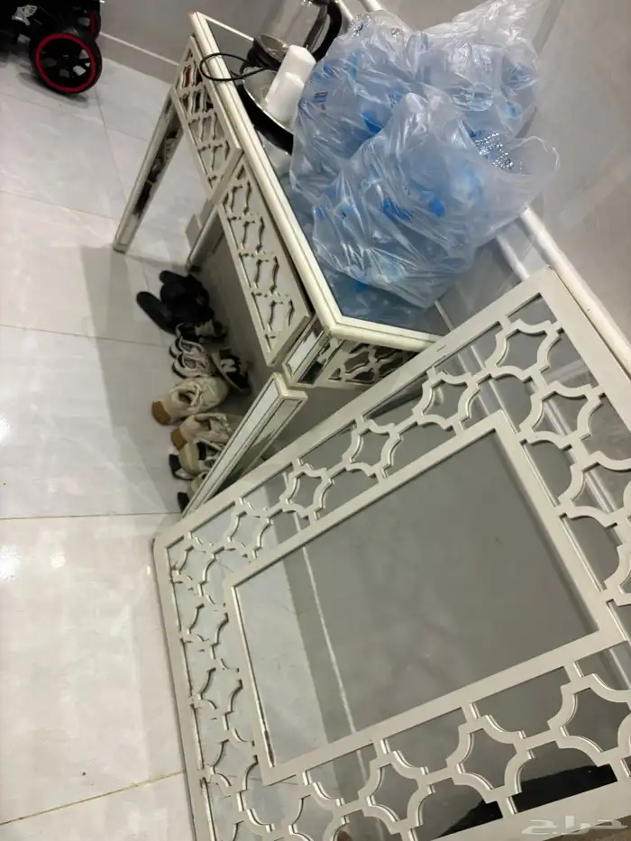 قطع اثاث مستعمل تلفزيون 65 بوصه شغال فيه خط ازرق بسيط ومدخل 3