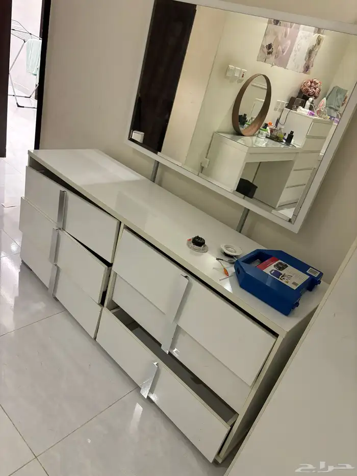قطع اثاث مستعمل تلفزيون 65 بوصه شغال فيه خط ازرق بسيط ومدخل 0