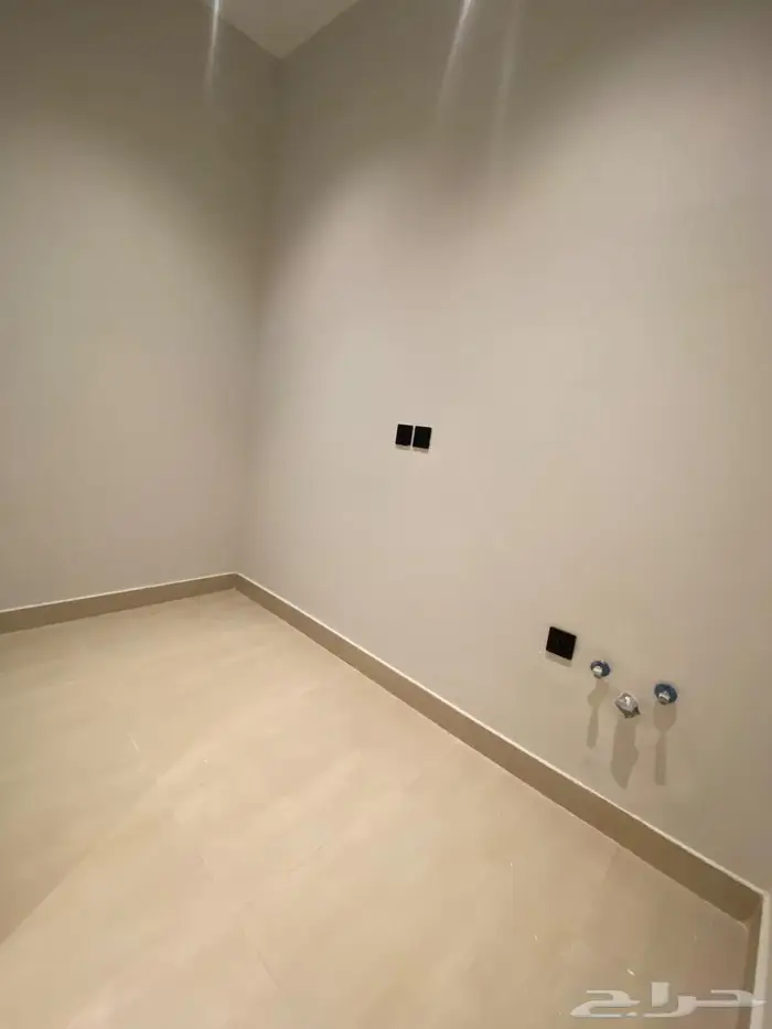 شقه راقيه للايجار حي العارض 5