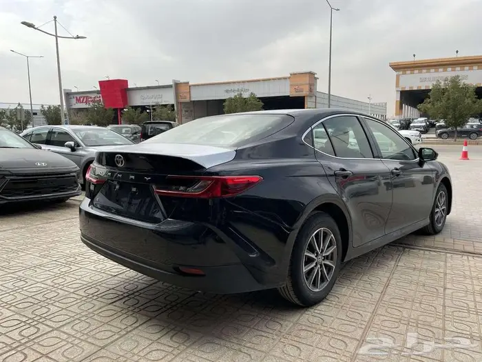 تويوتا كامري 2025 ستاندر اسود ملكي 3