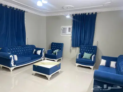 كنب نظيف مع طاولة وستاير 0