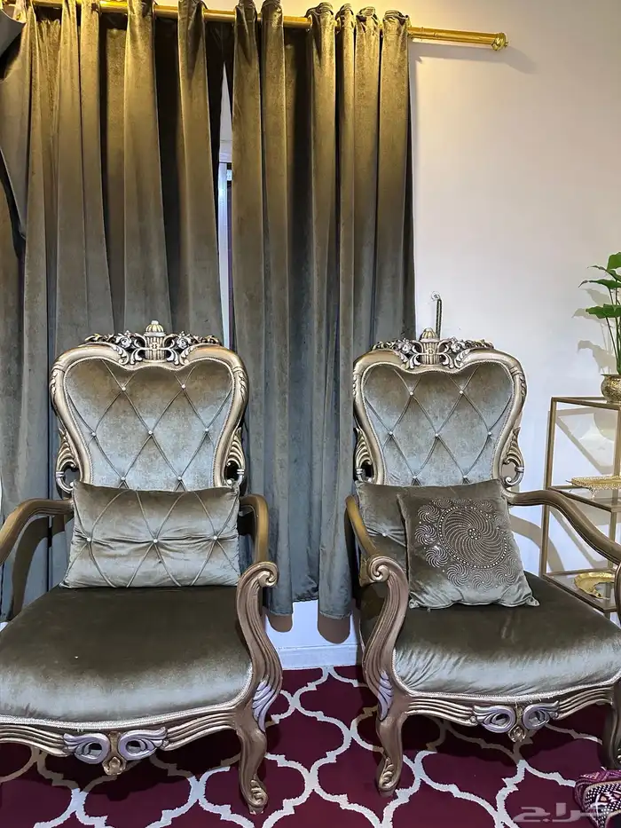 كنب مخمل للبيع قطعتين نظيفه جدا وطاوله ابيض اللون 1