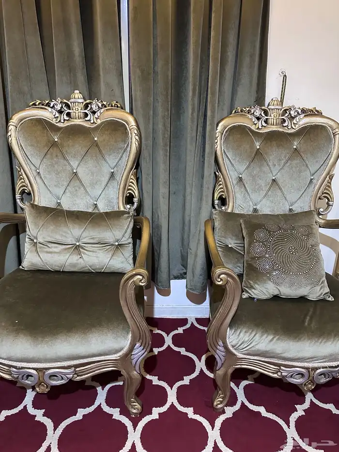 كنب مخمل للبيع قطعتين نظيفه جدا وطاوله ابيض اللون 0