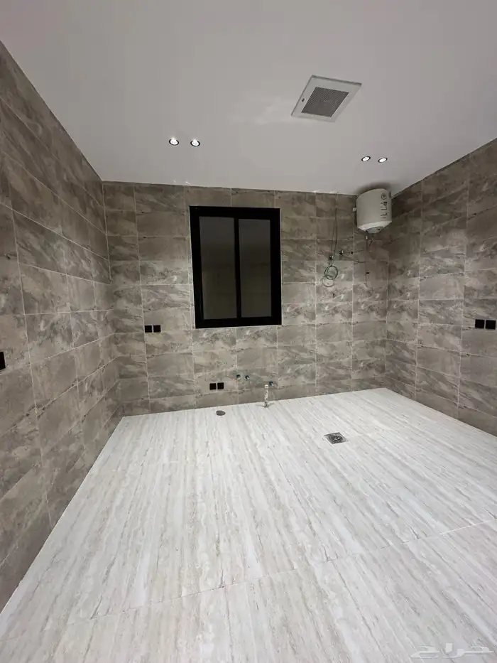 للبيع دور ارضي مجزأ بمساحة مميزه حي الجنادريه 3