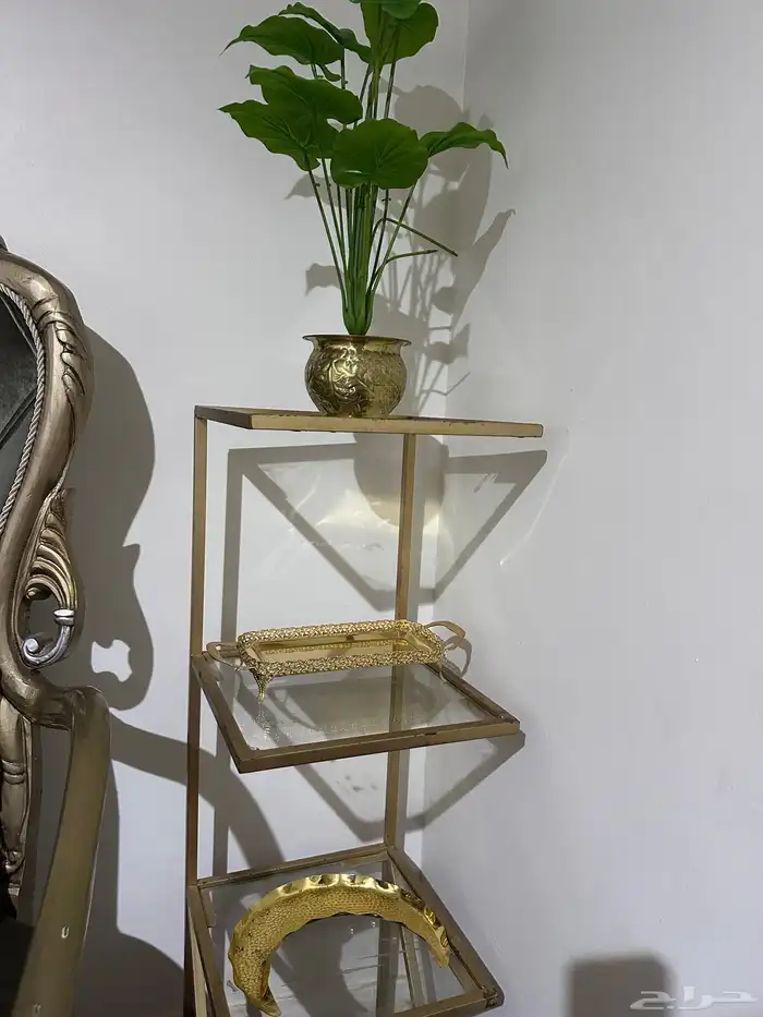 كنب مخمل للبيع قطعتين نظيفه جدا وطاوله ابيض اللون 2