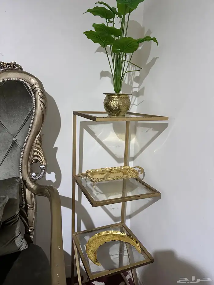 كنب مخمل للبيع قطعتين نظيفه جدا وطاوله ابيض اللون 3