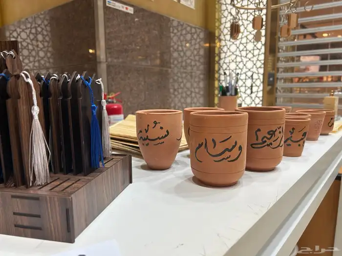 خطاط للكتابة على الأكواب والعطور والهدايا وأوشحة التخرج 5
