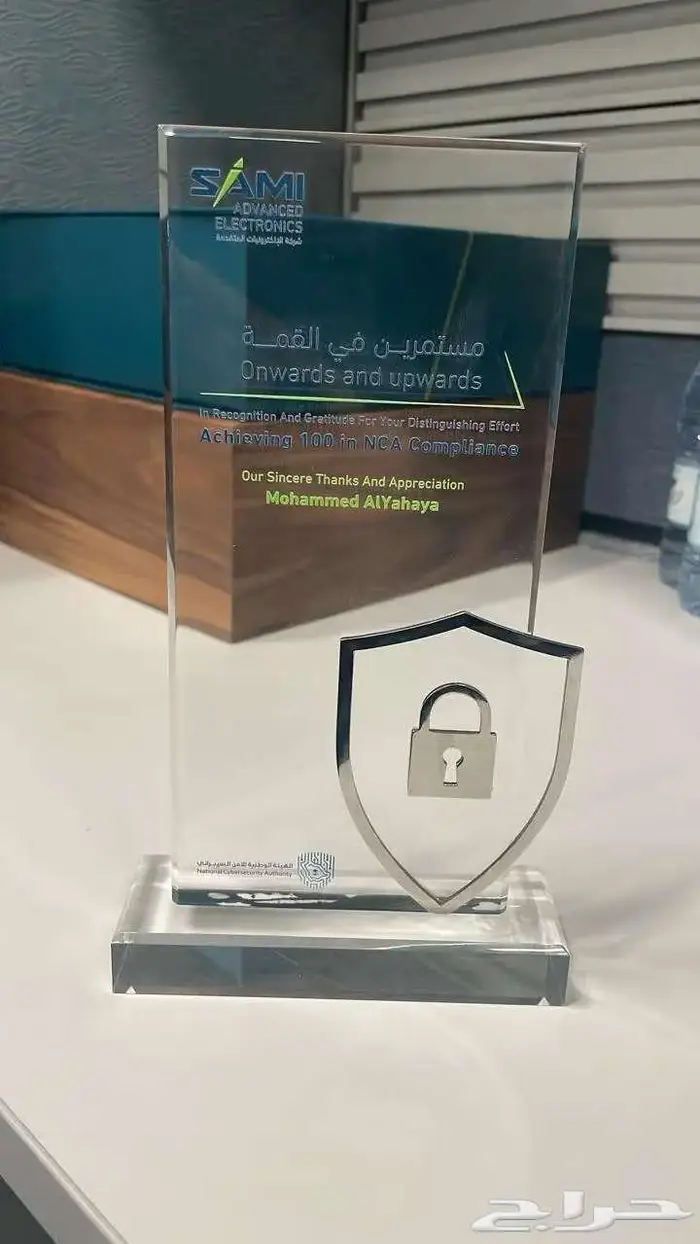 تصميم وصناعة الدروع التذكارية والدروع التكريمية بهوية العميل 1